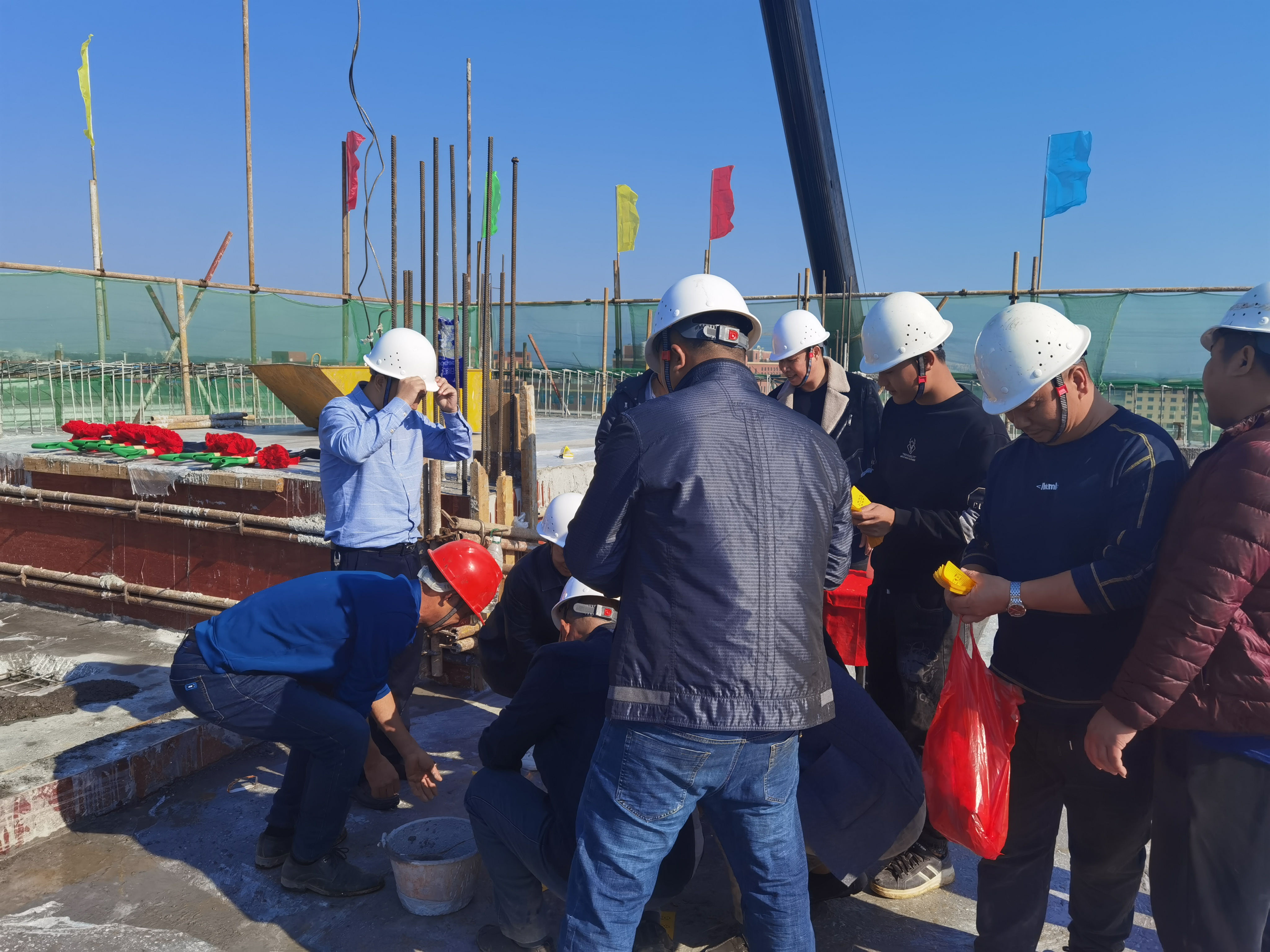 祝賀維一覃塘新廠綜合樓封頂大吉